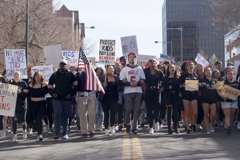 Masivas marchas en EE UU exigen el control de armas al cumplirse un mes de la masacre de Florida