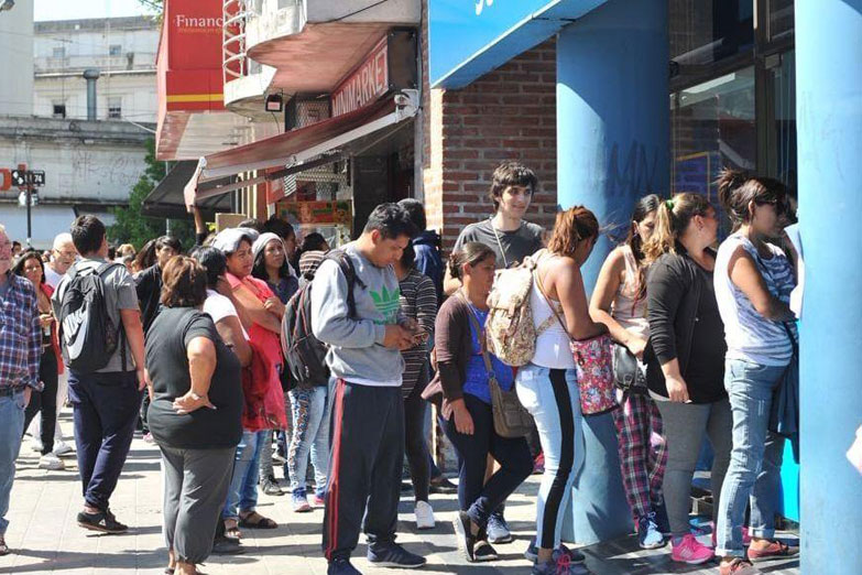 Largas colas y malestar en La Plata por el Boleto Estudiantil