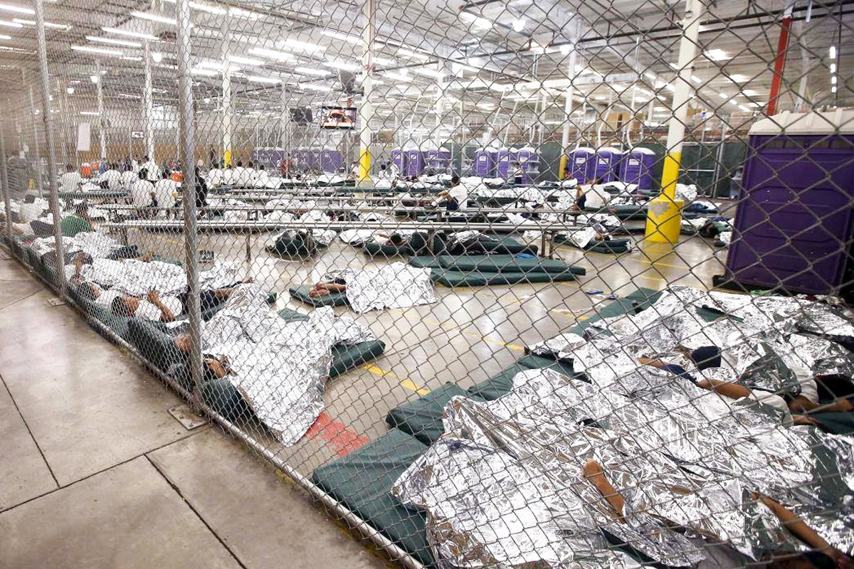 Más de 2300 niños esperan en jaulas encontrarse con sus familias en la frontera de EE UU con México