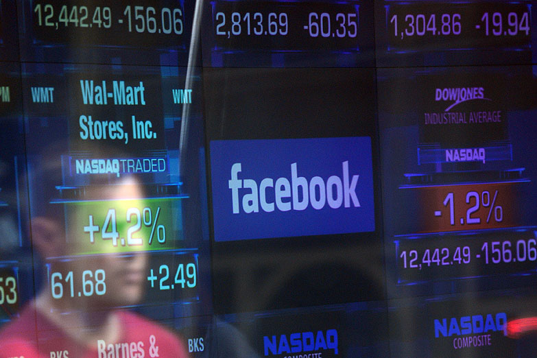 Facebook se desploma envuelta en el escándalo de la manipulación de datos