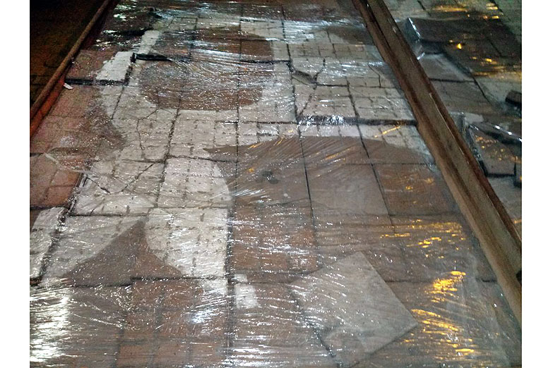 Proponen colocar baldosas con el pañuelo en las plazas bonaerenses