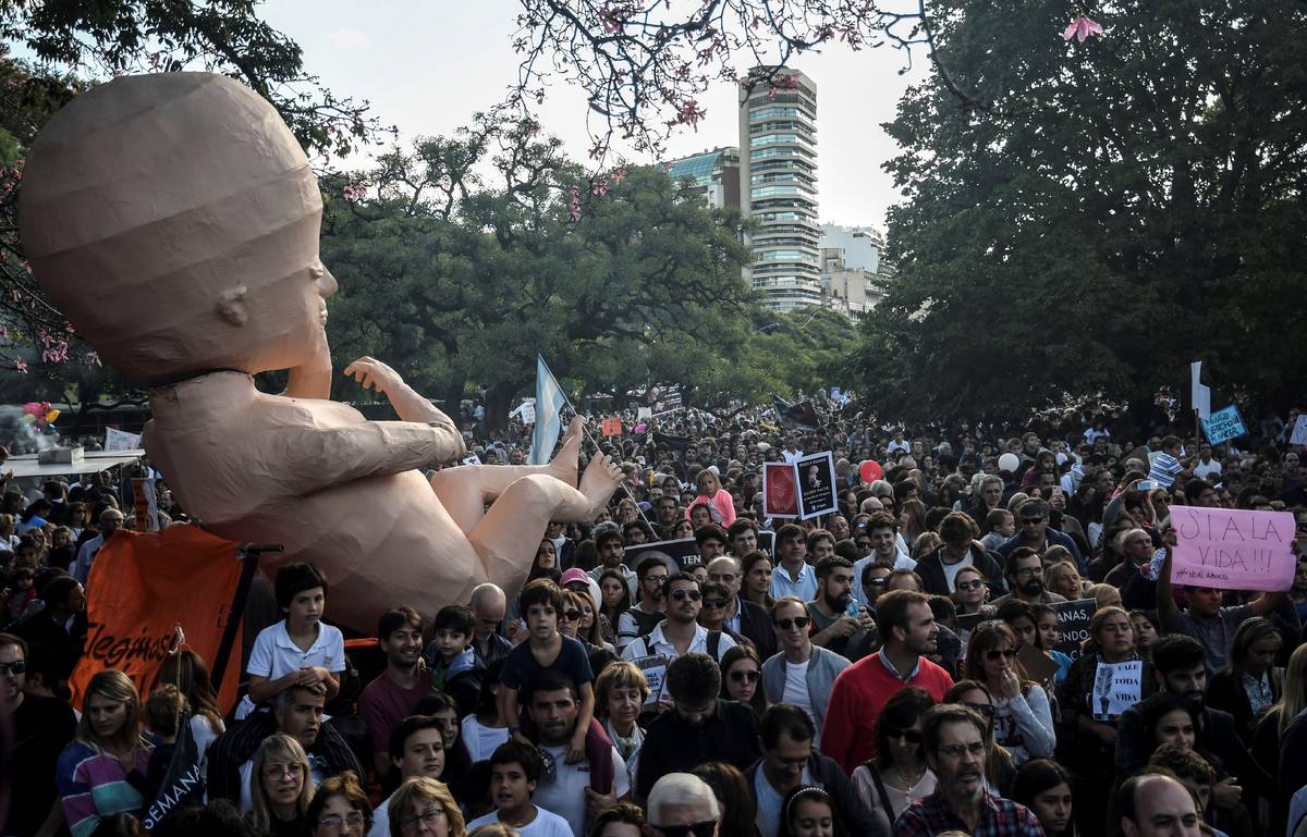 Alrededor de 10 mil personas manifestaron contra la despenalización del aborto