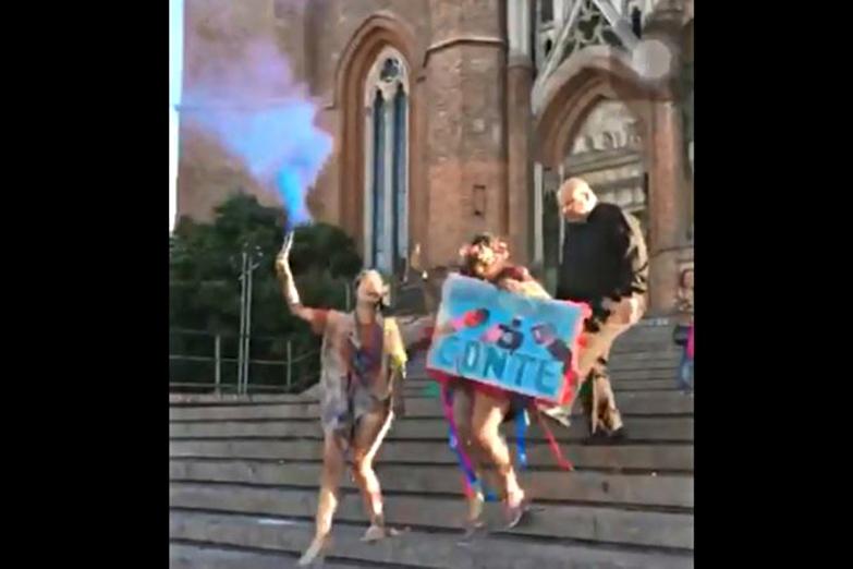 Escándalo en La Plata: un cura pateó a una recién egresada que festejaba en las escaleras de la Catedral