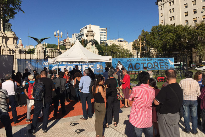 Actores en reclamo de sus derechos laborales