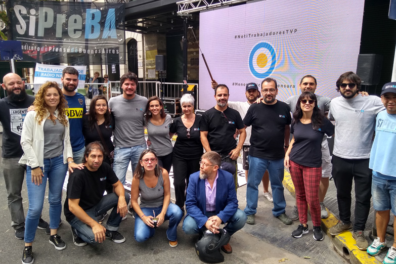Los trabajadores de la TV Pública trasmiten su noticiero desde Télam