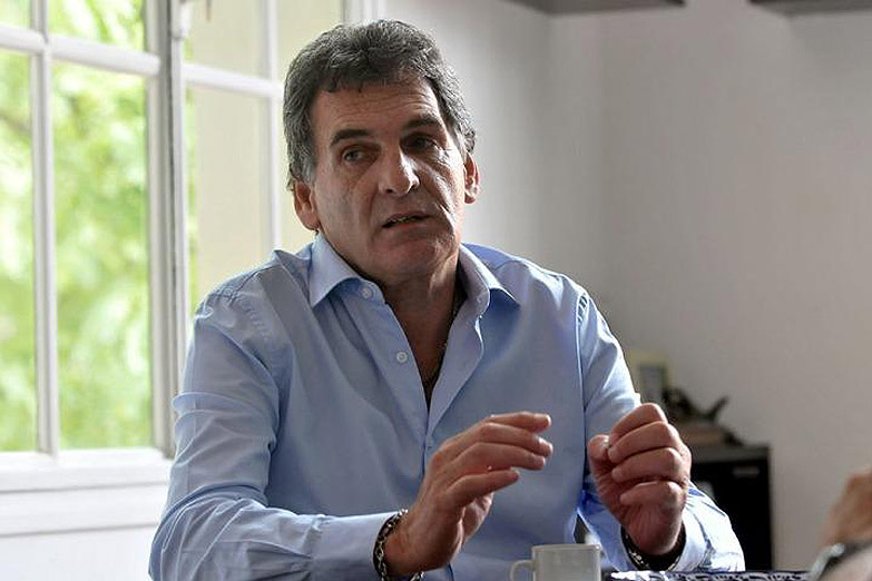 Bronca por el sello en el pasaporte de Avruj