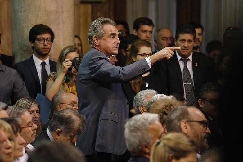 La dura respuesta de Rossi a Caputo: «Ustedes son un accidente de la Historia»