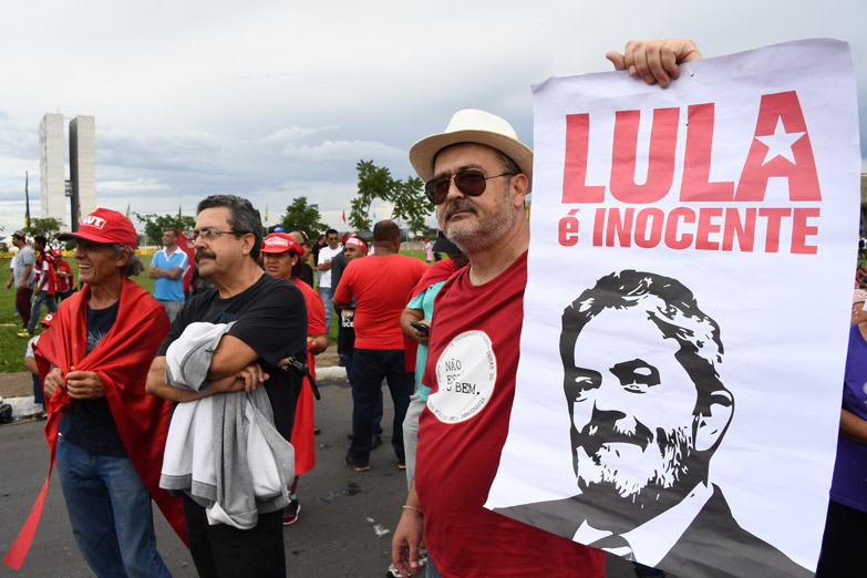 En extenso debate y con fallo dividido, la Corte Suprema de Brasil resolvió que Lula puede ir preso