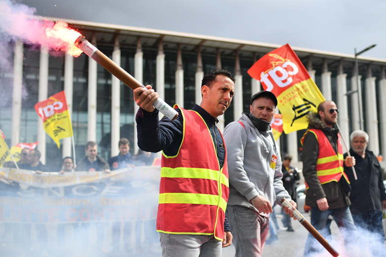Los ferroviarios franceses enfrentan el desguace menemista de Macron