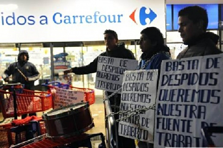 Carrefour prepara despidos masivos y espera la aprobación de Triaca