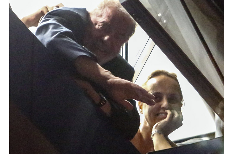 Lula no se entregó y negocia su arresto en jornada histórica para Brasil