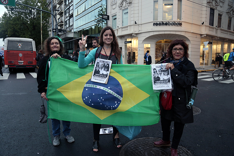 Fuerte apoyo frente a la embajada en Buenos Aires