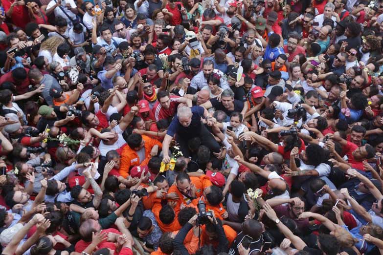 Lula se entregó y es trasladado a la cárcel de Curitiba