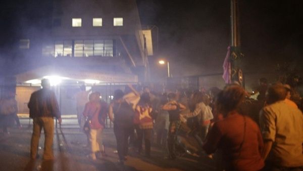 Reprimen a manifestantes que acampan frente a la cárcel: 9 heridos