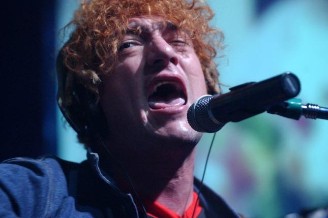 Incendian el escenario luego de que Pity Álvarez suspendieron un show de Viejas Locas