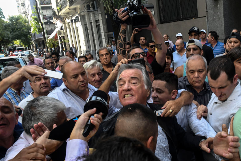 Crónica de una intervención entre empujones, insultos y portazos