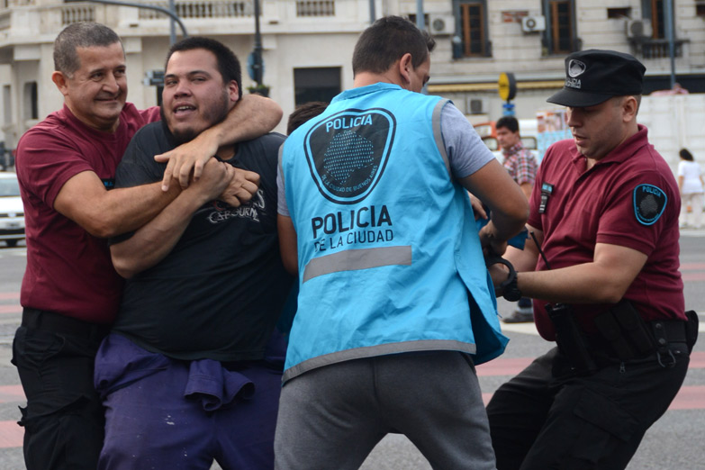 Palos, gases y un detenido en una protesta contra despidos en la 9 de Julio