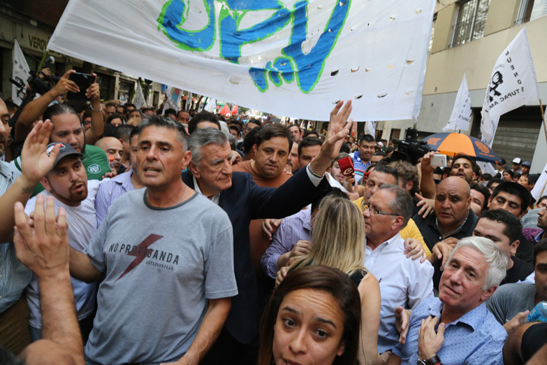 Desafiante y con Gioja a la cabeza, el PJ llamó a un congreso nacional a pesar de la intervención
