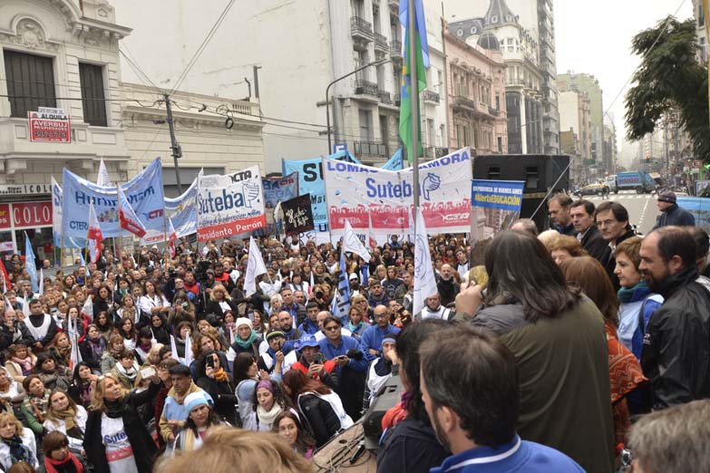 Freno judicial a las jubilaciones de oficio de 3 mil docentes