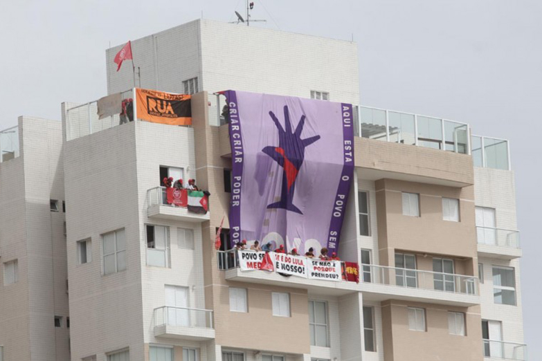Manifestantes ocuparon el triplex por el que condenaron a Lula en Guarujá