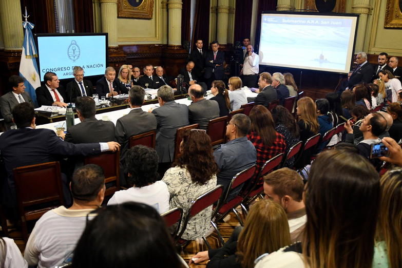 En medio de críticas, Aguad anunció la contratación de una empresa para buscar al ARA San Juan