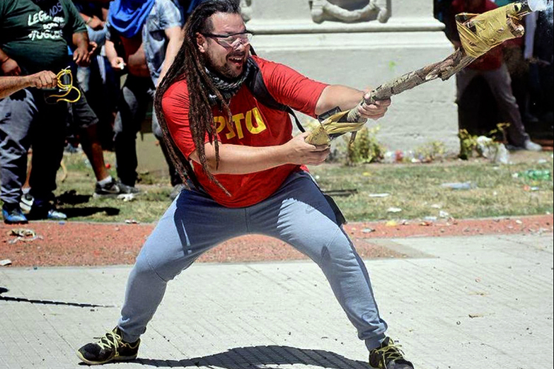 Interpol allanó la vivienda de un maestro en búsqueda del prófugo del mortero