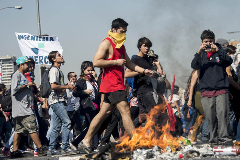 Termina con incidentes la primera marcha estudiantil contra Piñera