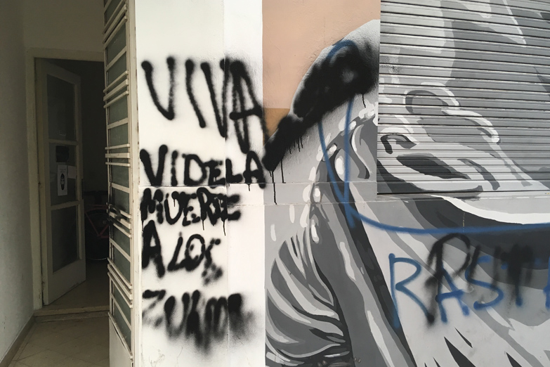 Pintaron ‘Viva Videla’ y prendieron fuego en un centro cultural en La Plata
