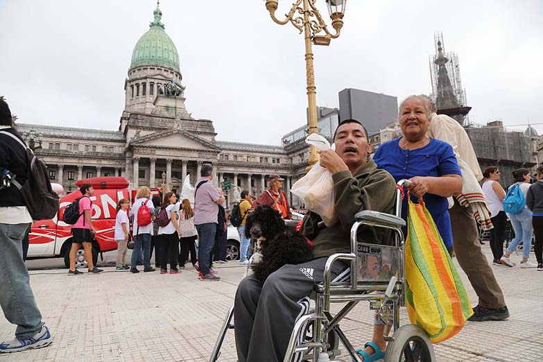 Contra el tarifazo: repartieron cinco mil kilos de pan en la plaza del Congreso