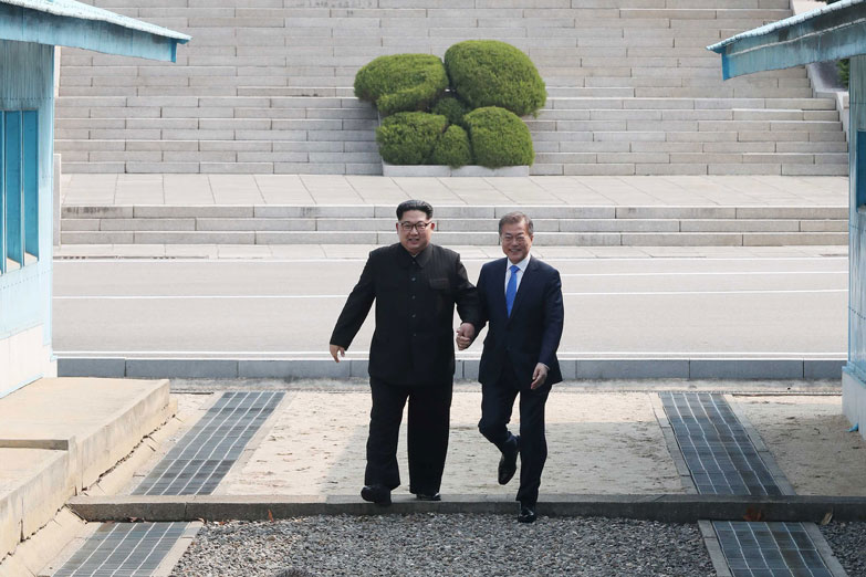 El apretón de manos de las dos Coreas, en imágenes