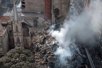 Impresionante incendio y derrumbe en Brasil de un edificio popular