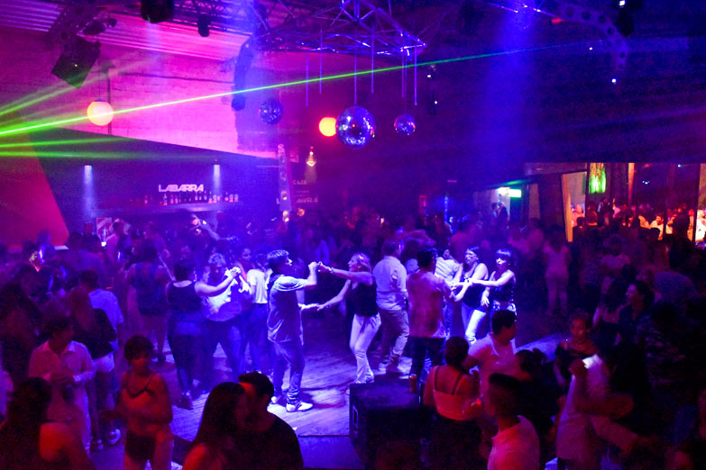 Sólo los ricos bailan: cada vez va menos gente a los boliches de música tropical