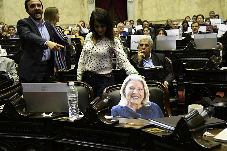 Ante la ausencia de Carrió, sentaron a una silueta de cartón en Diputados