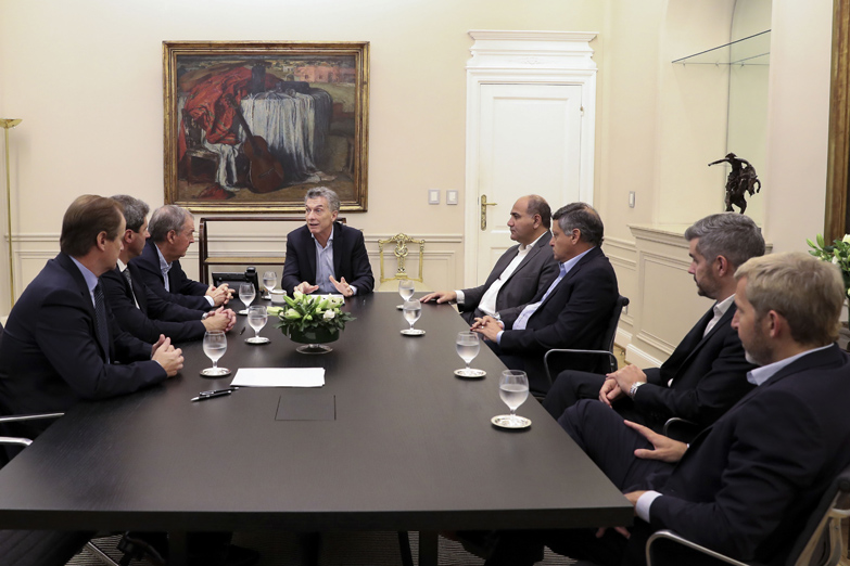 Macri recibió a gobernadores peronistas para buscar respaldo al acuerdo con el FMI