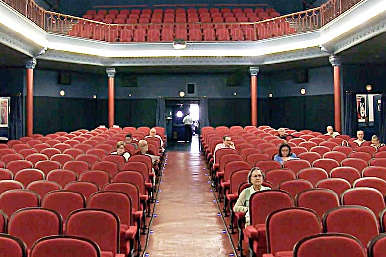 Las historias privadas de seis mujeres jubiladas que van al cine