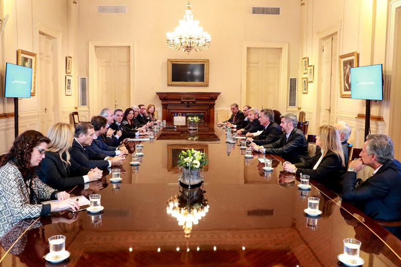 Breve reunión de senadores con Macri en la Casa Rosada
