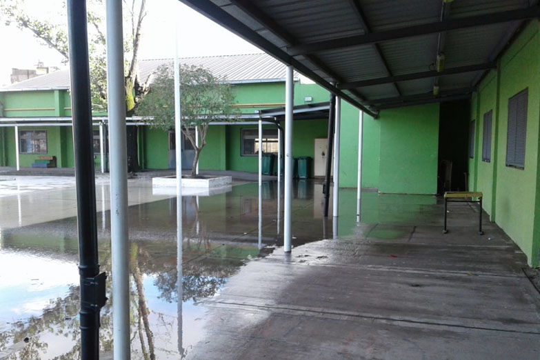Hace seis días que una escuela de la Ciudad está sin clases por falta de luz