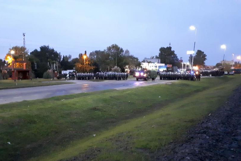 Reprimieron a trabajadores de Cresta Roja que reclamaban contra despidos y suspensiones