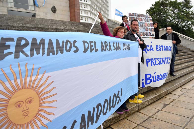 Entre críticas de familiares del ARA San Juan, Aguad celebró el día de la Armada