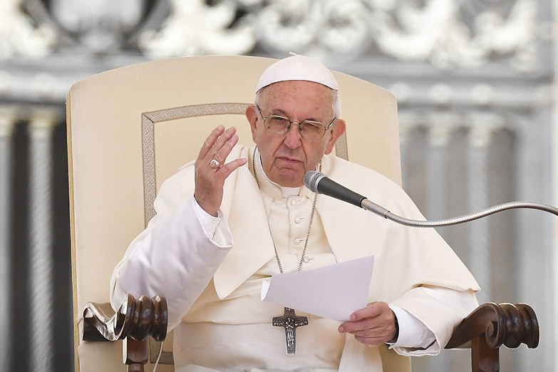 El Papa contra la prensa golpista y las off shore
