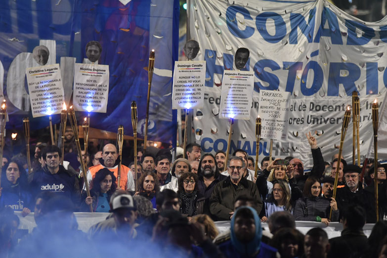 Docentes universitarios marcharon ante la falta de respuestas del gobierno
