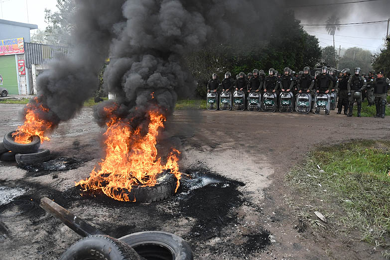 Con fuerte presencia policial, los trabajadores cortan la ruta 205