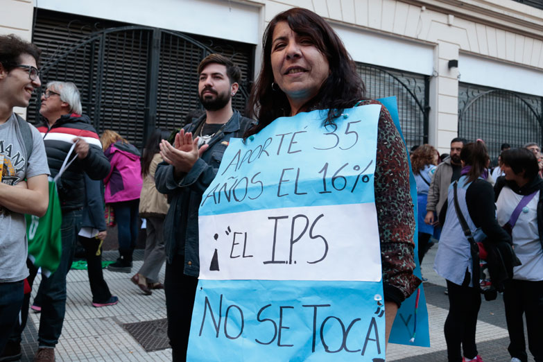 Docentes del todo el país coparon la Plaza con un fuerte reclamo de apertura de paritarias