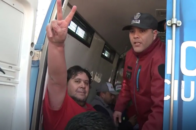 Quién es Néstor Segovia, el metrodelegado detenido con los dedos en ‘V’