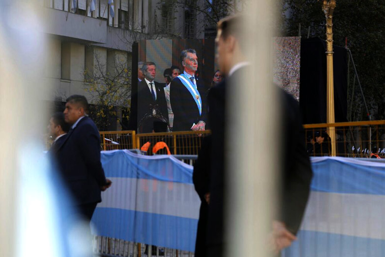 Una plaza vallada y vacía