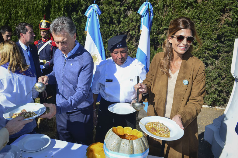 Luego del tedeum, Macri y Awada les sirvieron locro a jubilados en Olivos