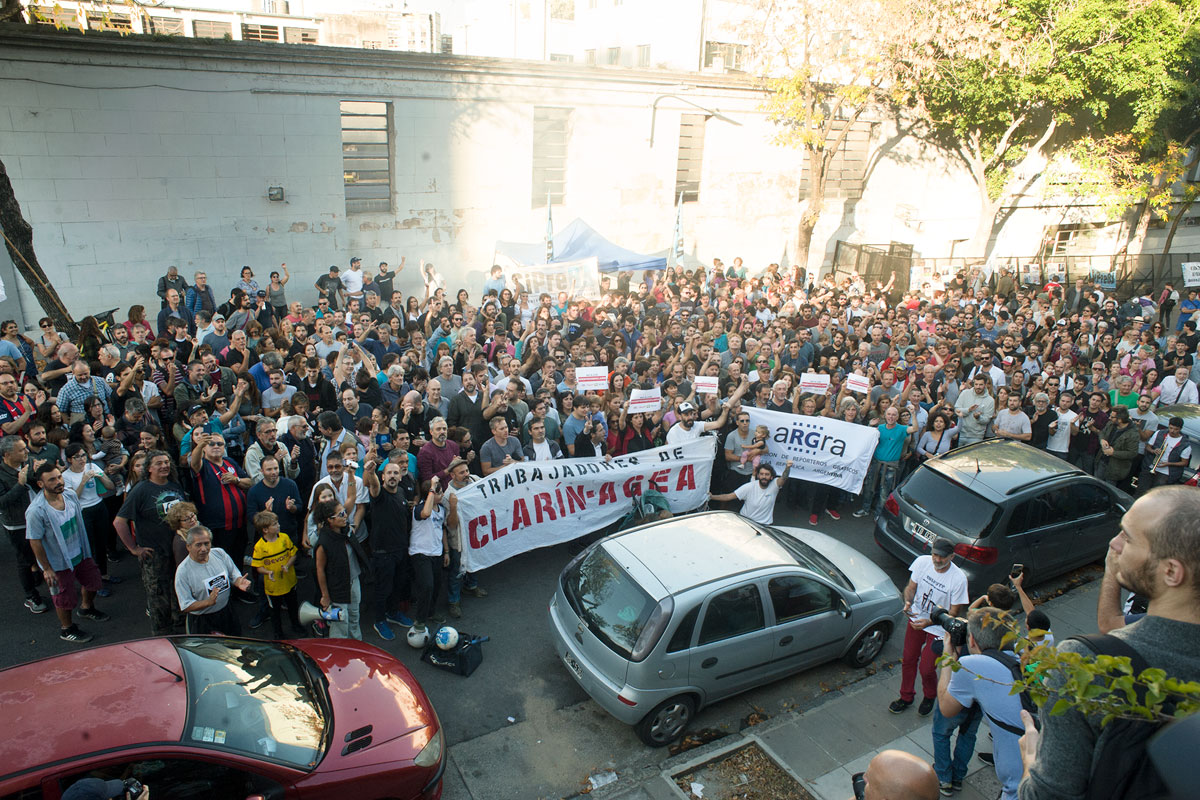 Siguen los reclamos en Clarín por el despido de 65 trabajadores de prensa