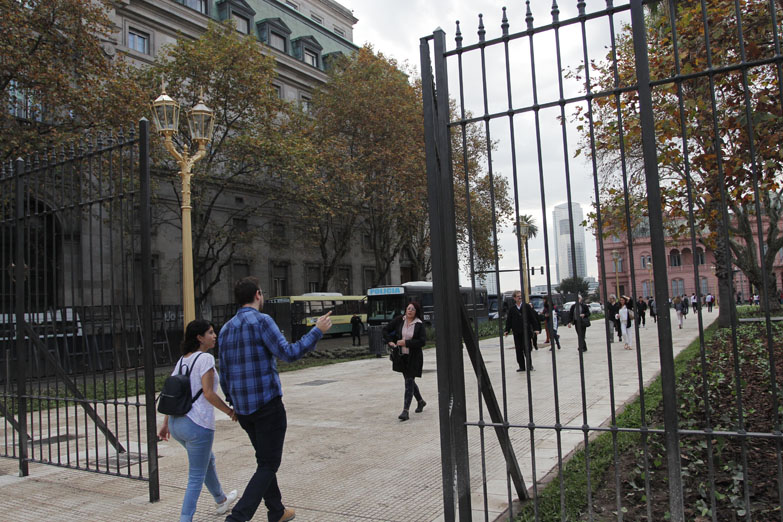 Piden a Larreta que retire las rejas que fueron colocadas en la Plaza de Mayo