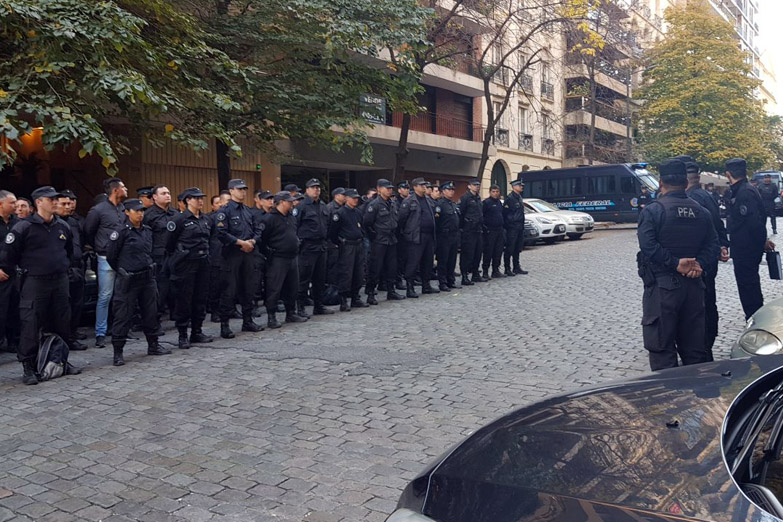 Los policías federales díscolos con la fuerza porteña esperan tener novedades esta semana