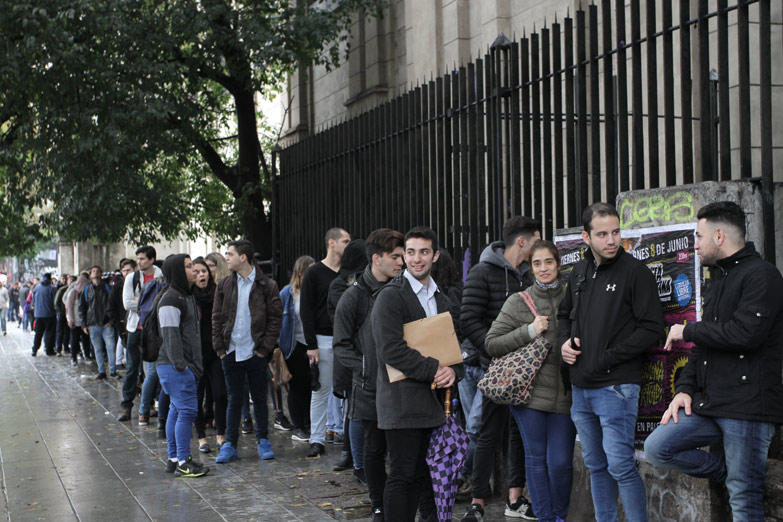 Miles de chicos en busca de trabajo en la Expo Empleo Joven